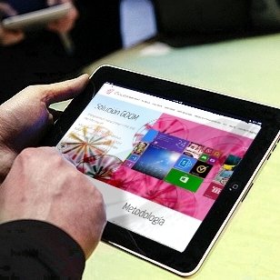 Imagen de Usuario manejando una tablet